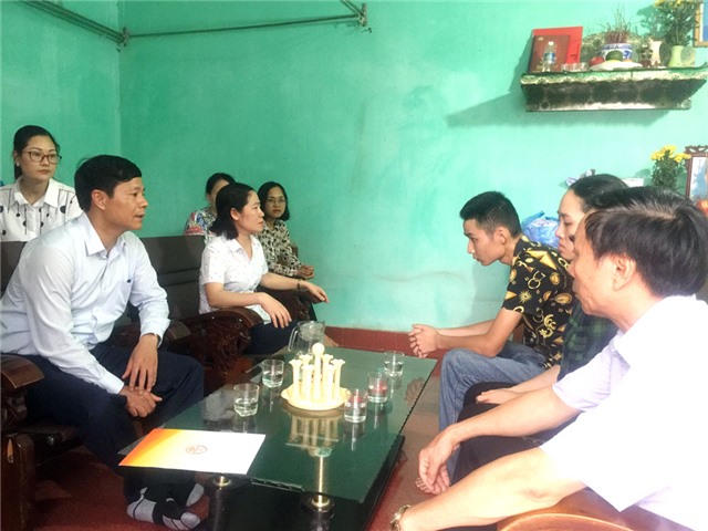Lãnh đạo thành phố 32Win12 com tại tài khoản tới thăm hỏi, chia buồn gia đình bệnh nhân tử vong tại Bệnh viện Việt Nam - Thụy Điển 32Win12 com tại tài khoản