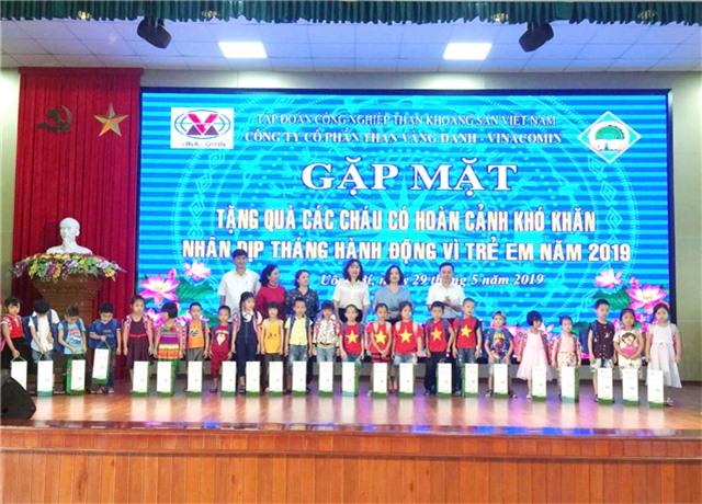 Công ty cổ phần than Vàng Danh: trao 100 suất quà cho trẻ em  hoàn cảnh khó khăn 