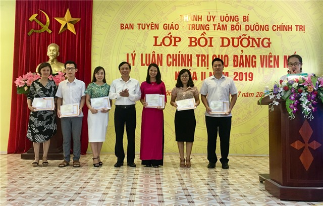 Bế giảng lớp bồi dưỡng lý luận chính trị cho đảng viên mới khóa 2