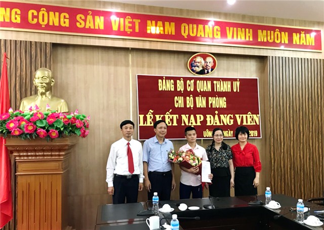 Chi bộ Văn phòng Thành ủy 32Win12 com tại tài khoản kết nạp Đảng viên mới