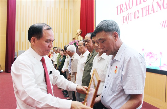 91 đảng viên vinh dự nhận Huy hiệu Đảng đợt 2-9