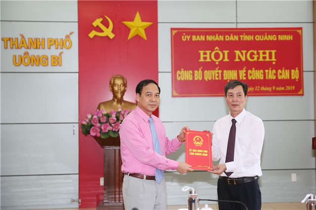 Công bố, trao quyết định của UBND tỉnh Quảng Ninh phê chuẩn kết quả bầu bổ sung chức vụ Phó Chủ tịch UBND TP 32Win12 com tại tài khoản khóa XIX, nhiệm kỳ 2016-2021