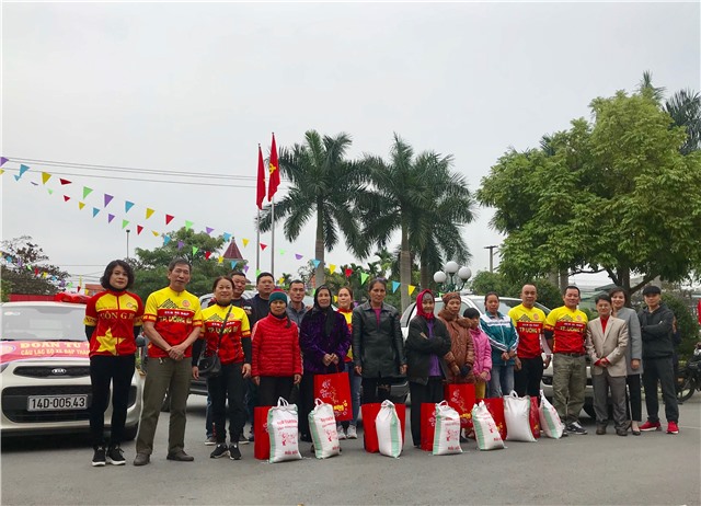 Câu lạc bộ xe đạp Thành phố tặng quà cho hộ nghèo, hộ cận nghèo