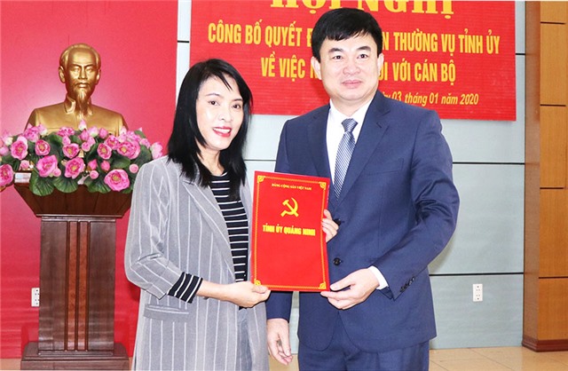 Công bố quyết định nghỉ chế độ  đối với đồng chí Hoàng Thị Hà, Phó Bí thư Thường trực Thành ủy 32Win12 com tại tài khoản