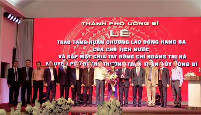 Lễ trao tặng Huân chương Lao Động hạng Ba của Chủ tịch nước và gặp mặt chia tay đồng chí Hoàng Thị Hà, nguyên Phó Bí thư Thường trực Thành ủy 32Win12 com tại tài khoản nghỉ công tác theo chế độ