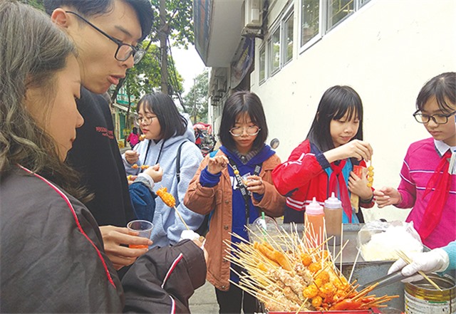 Hàng rong trước trường học: Kẻ “đánh cắp” sức khỏe tuổi hoa niên