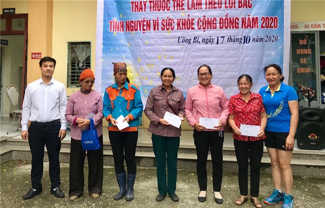Khám bệnh miễn phí cho người cao tuổi thuộc hộ nghèo, cận nghèo tại phường Phương Đông
