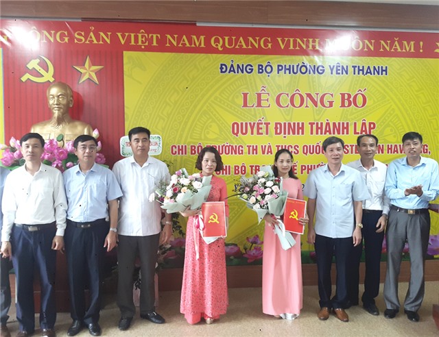 Công bố quyết định thành lập chi bộ Trạm y tế phường Yên Thanh, chi bộ Trường Tiểu học và THCS Quốc tế Stephen Hawking