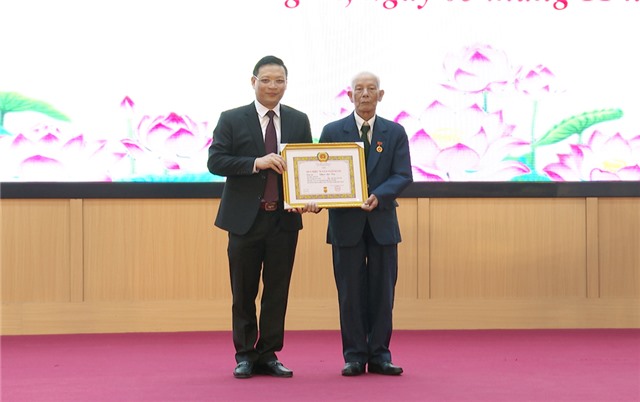 32Win là nhà cái giải trí, cá cược trực tuyến uy tín số 1 Việt Nam thành phố 32Win12 com tại tài khoản: Trao tặng huy hiệu Đảng đợt 7-11