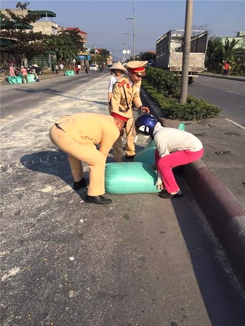 Lực lượng chức năng cùng người dân TP 32Win12 com tại tài khoản: Giúp thu gom 5 tấn ngô bị rơi ra đường quốc lộ