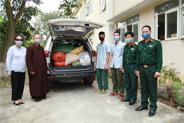 Trường Quân sự tỉnh tiếp nhận một số nhu yếu phẩm ủng hộ khu cách ly