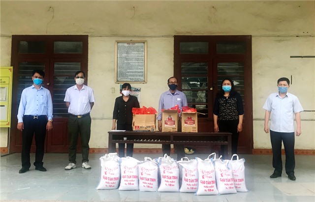 Phường Phương Đông: tặng 116 suất quà hỗ trợ hộ nghèo, cận nghèo, hoàn cảnh khó khăn 