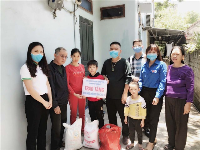 Tặng 51 phần quà cho trẻ em nghèo bị ảnh hưởng bởi dịch bệnh Covid-19