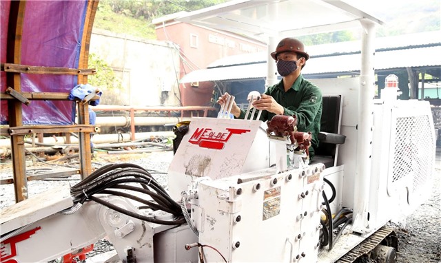 Chế tạo xe khoan đào lò hiện đại: Bước tiến mới của TKV