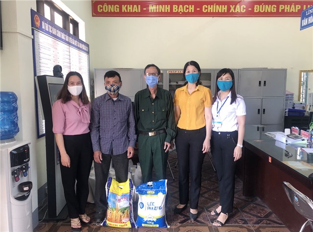 Tặng gạo hỗ trợ 447 hộ cận nghèo bị ảnh hưởng bởi dịch Covid-19