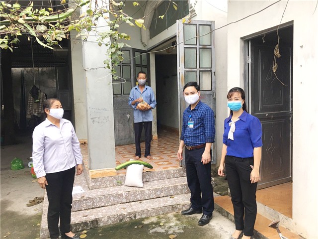 Phường Nam Khê tặng 30 suất quà hỗ trợ hộ nghèo, cận nghèo bị ảnh hưởng do dịch Covid-19