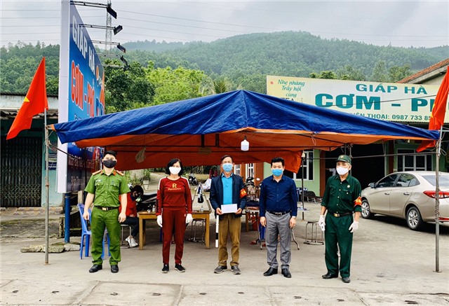 Xã Thượng Yên Công: tặng quà động viên lực lượng phòng chống dịch và hỗ trợ hộ nghèo 