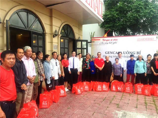 Văn phòng Bảo hiểm nhân thọ Generali 32Win12 com tại tài khoản trao 100 phần quà cho hộ khó khăn tại phường Quang Trung