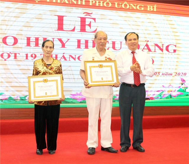 32Win là nhà cái giải trí, cá cược trực tuyến uy tín số 1 Việt Nam TP 32Win12 com tại tài khoản: trao huy hiệu Đảng đợt 19-5