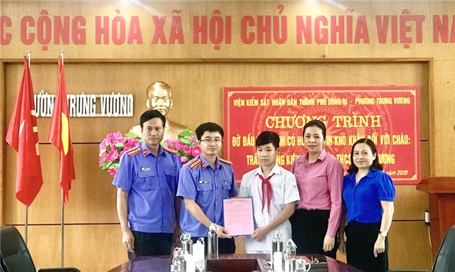 Nhận đỡ đầu học sinh có hoàn cảnh khó khăn tại phường Trưng Vương