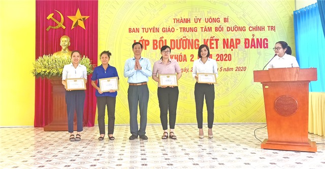 Bế giảng lớp bồi dưỡng kết nạp Đảng khóa 2 năm 2020