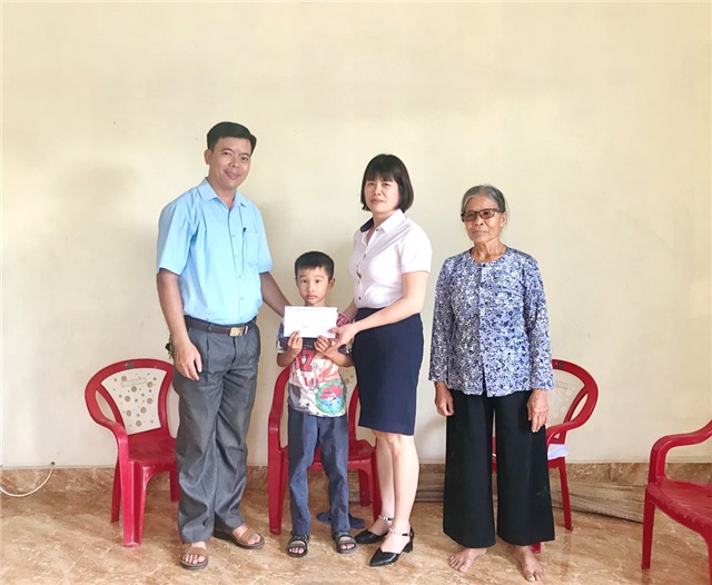 Công ty Cổ phần Thông Quảng Ninh tặng quà cho trẻ em có hoàn cảnh khó khăn