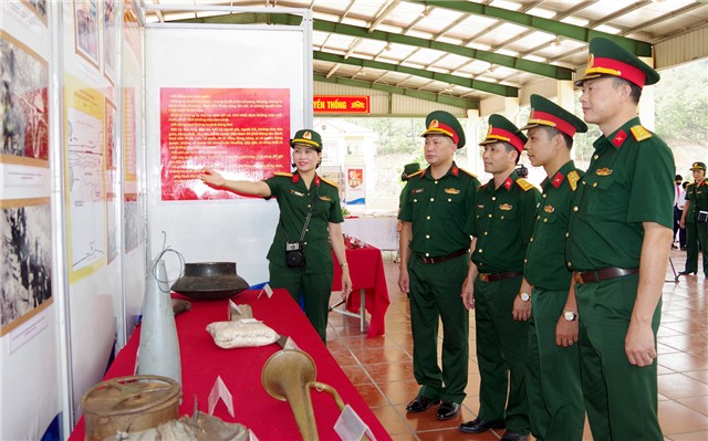 Triển lãm lưu động "Mãi mãi niềm tin theo Đảng"