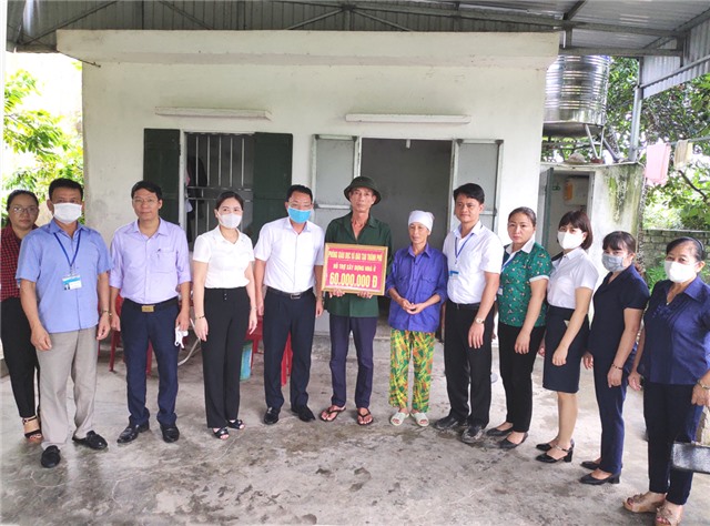 Trao kinh phí hỗ trợ xây, sửa nhà ở cho hộ nghèo, người khuyết tật