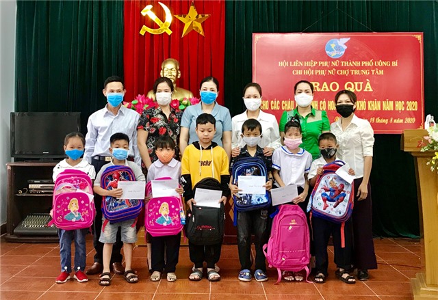 Tặng quà cho trẻ em có hoàn cảnh khó khăn nhân dịp năm học mới