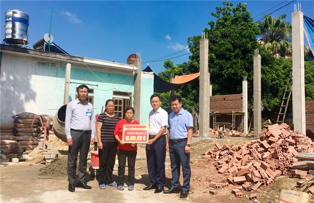 Trao 210 triệu đồng hỗ trợ xây, sửa nhà ở cho hộ nghèo, người khuyết tật có hoàn cảnh khó khăn
