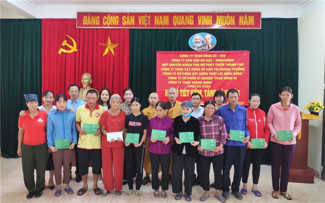 Trao tặng 10 sổ tiết kiệm, tổng giá trị 530 triệu đồng cho hộ nghèo