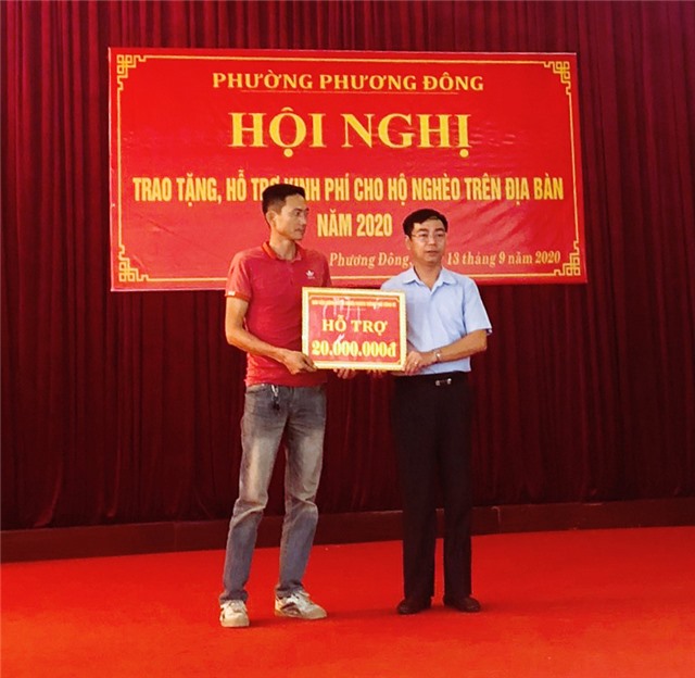 Phường Phương Đông trao gần 500 triệu đồng hỗ trợ hộ nghèo