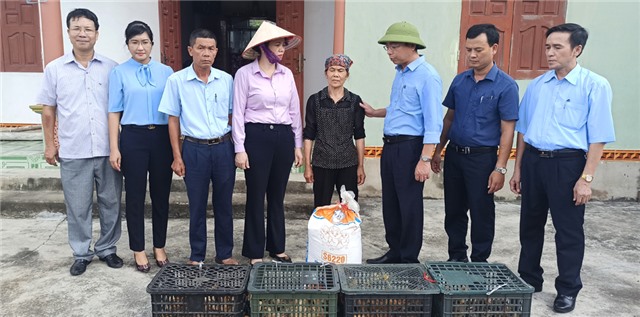 MTTQ thành phố trao 1.800 gà giống hỗ trợ hộ nghèo