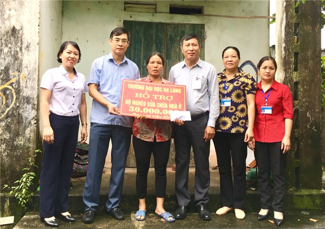 Trao 90 triệu đồng hỗ trợ xây, sửa nhà ở cho hộ nghèo, người khuyết tật