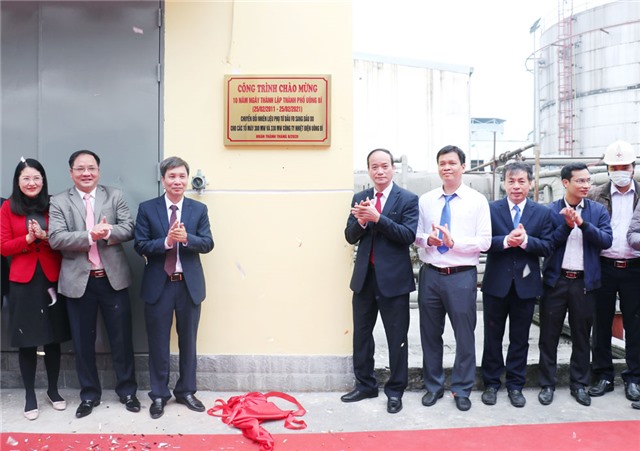 Công ty Nhiệt điện 32Win12 com tại tài khoản: Gắn biển công trình chào mừng kỷ niệm 10 năm thành lập thành phố 32Win12 com tại tài khoản