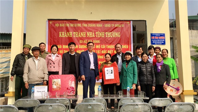 Trao tặng “Nhà tình thương” cho 3 hộ gia đình người khuyết tật và trẻ mồ côi