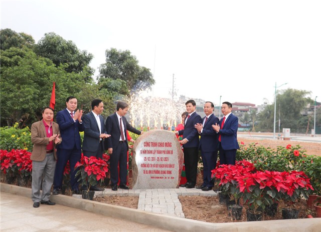 Gắn biển công trình Đường nội thị và quy hoạch khu dân cư tổ 30, khu 8, phường Quang Trung