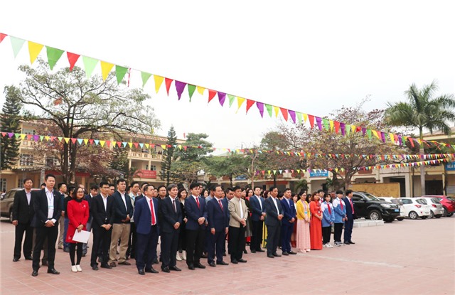 Gắn biển Công trình Nhà học 3 tầng và Nhà rèn luyện thể chất, Trường THCS Trần Quốc Toản