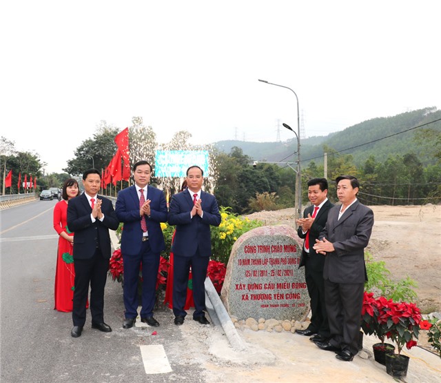 Gắn biển công trình Cầu Miếu Bòng, xã Thượng Yên Công