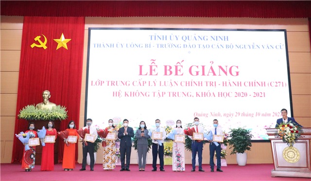 Bế giảng lớp Trung cấp lý luận chính trị - 32Win32 app tải về C271  khóa học 2020-2021