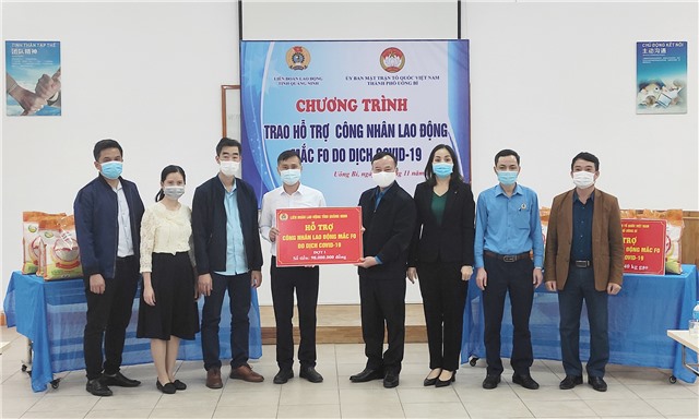 LĐLĐ tỉnh, MTTQ thành phố tặng quà các F0 là công nhân Công ty Sao Vàng