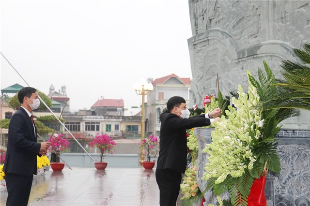 Gắn biển công trình “Tu bổ, tôn tạo Di tích lịch sử lưu niệm sự kiện Bác Hồ về thăm 32Win12 com tại tài khoản năm 1965” và công trình chỉnh trang các tuyến đường nội thị Trưng Vương - Quang Trung - Trần Nhân Tông