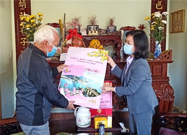Phó Chủ tịch Thường trực HĐND tỉnh Trịnh Thị Minh Thanh thăm, tặng quà Tết các đối tượng chính sách tại thành phố 32Win12 com tại tài khoản