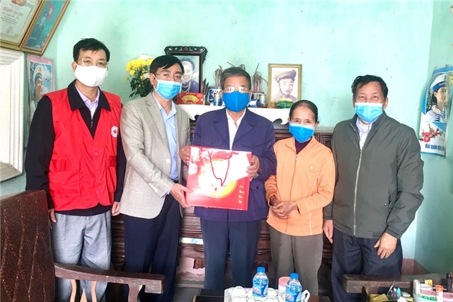 Thăm, tặng quà các đối tượng chính sách tiêu biểu tại phường Phương Đông, Yên Thanh, Quang Trung