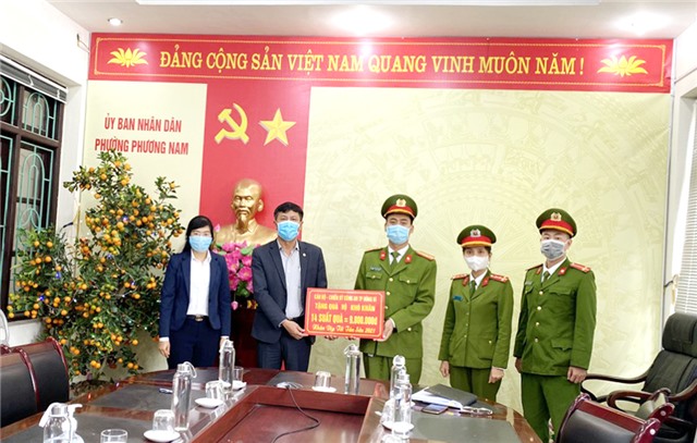 Công an TP 32Win12 com tại tài khoản: Tặng quà cho các hộ khó khăn và nạn nhân chất độc màu da cam