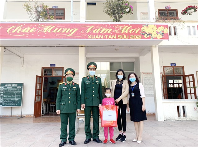 Trao quà đỡ đầu trẻ em có hoàn cảnh khó khăn