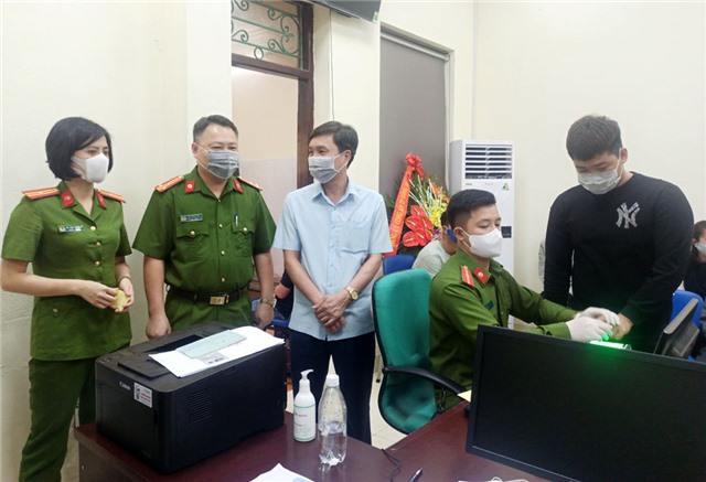 Phó Chủ tịch Thường trực UBND thành phố Nguyễn Văn Thành kiểm tra việc thực hiện cấp CCCD có gắn thẻ chip lưu động