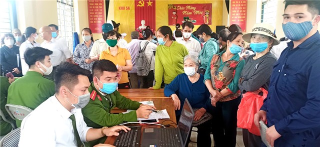Trong 2 ngày 11-12/3, Công an phường Vàng Danh phối hợp tiếp nhận và xử lý gần 800 hồ sơ cấp đổi CCCD có gắn chip