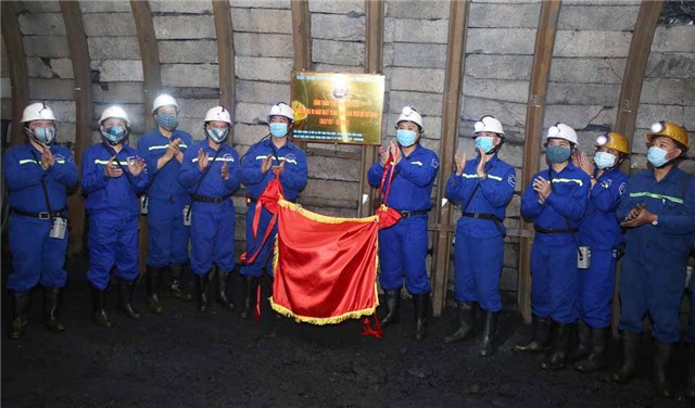 Đoàn Than gắn biển công trình kỷ niệm 90 năm Ngày thành lập Đoàn TNCS Hồ Chí Minh