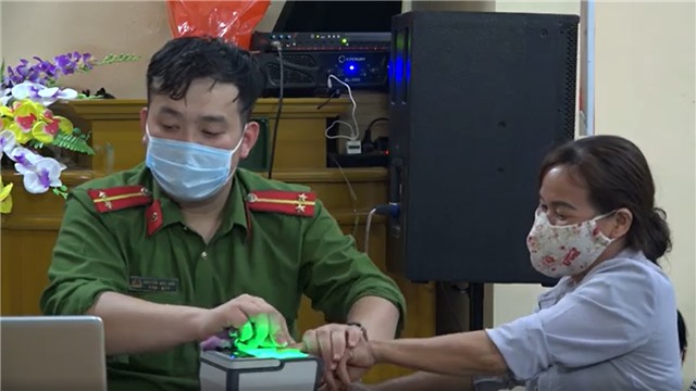 Cán bộ chiến sỹ công an thành phố 32Win12 com tại tài khoản nỗ lực thực hiện kế hoạch cấp đổi CCCD có gắn thẻ chíp cho công dân 
